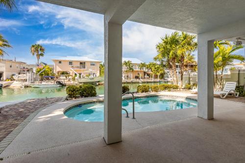 Canalfront house with private pool, WiFi, private washer and dryer, and central AC in Ramrodkija (FL)