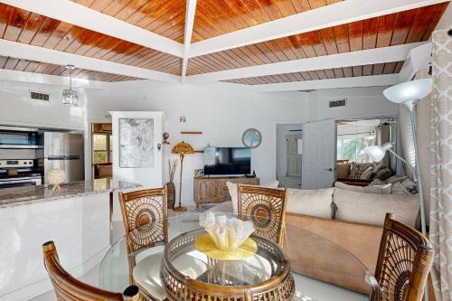 Summerland Canal-Front Escape with Plunge Pool, Dock, Tiki Bar, WiFi & Laundry in Ramrodkija (FL)