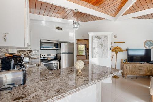 Summerland Canal-Front Escape with Plunge Pool, Dock, Tiki Bar, WiFi & Laundry in Ramrodkija (FL)