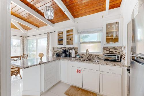 Summerland Canal-Front Escape with Plunge Pool, Dock, Tiki Bar, WiFi & Laundry in Ramrodkija (FL)