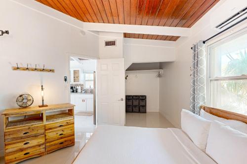 Summerland Canal-Front Escape with Plunge Pool, Dock, Tiki Bar, WiFi & Laundry in Ramrodkija (FL)