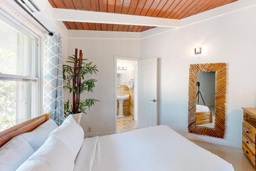 Summerland Canal-Front Escape with Plunge Pool, Dock, Tiki Bar, WiFi & Laundry in Ramrodkija (FL)