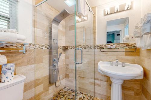 Summerland Canal-Front Escape with Plunge Pool, Dock, Tiki Bar, WiFi & Laundry in Ramrodkija (FL)