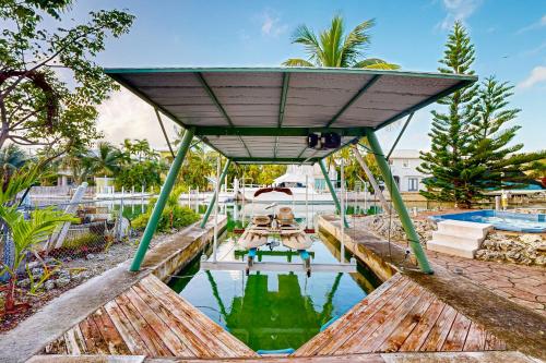 Summerland Canal-Front Escape with Plunge Pool, Dock, Tiki Bar, WiFi & Laundry in Ramrodkija (FL)