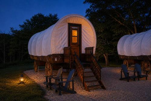 Conestoga Wagon Lake & Ranch Adventures Await – khách sạn tại Trung tâm thành phố Branson