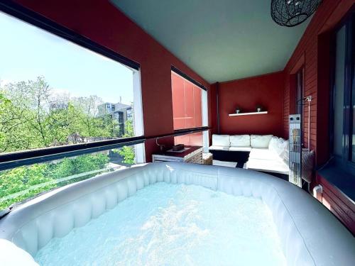 Sauna & outdoor hot tub, 6 people, Parking, AC, 2BR