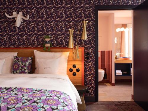 room detail thumbnail 1