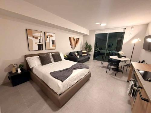 F3600 Penthouse Studio with Ocean Views and Pool in Downtown Miami – khách sạn tại Khac