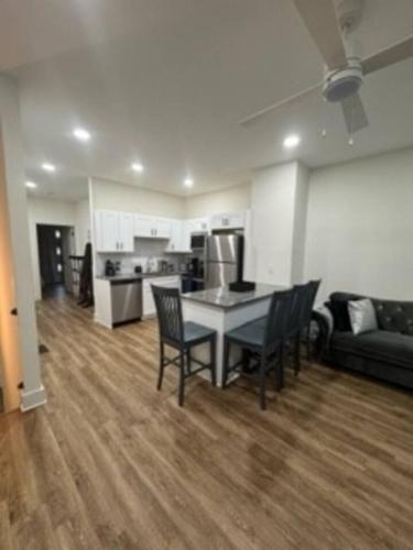 Spacious 4 Bedroom Atlanta Home Near Downtown Sleeps 8 Great Wifi Comfortable Stay in Cascade Road