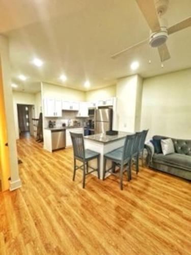 Spacious 4 Bedroom Atlanta Home Near Downtown Sleeps 8 Great Wifi Comfortable Stay in Cascade Road