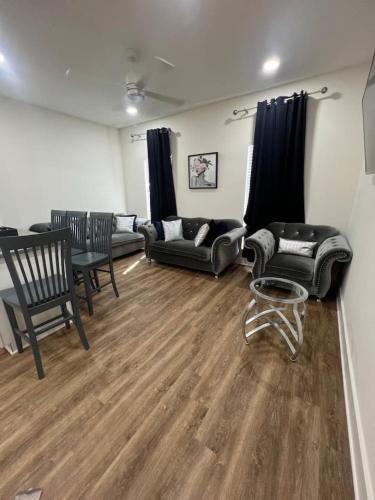Spacious 4 Bedroom Atlanta Home Near Downtown Sleeps 8 Great Wifi Comfortable Stay in Cascade Road