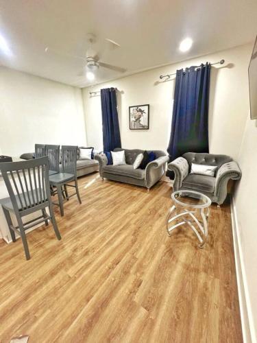 Spacious 4 Bedroom Atlanta Home Near Downtown Sleeps 8 Great Wifi Comfortable Stay in Cascade Road