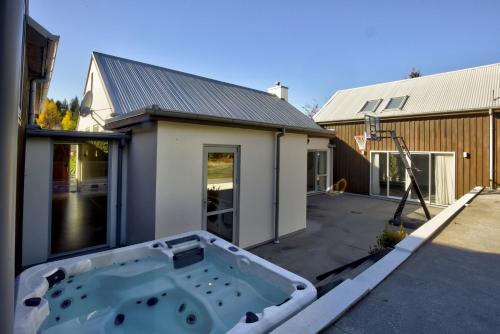 The Point - Great for Families or Groups. Spa pool and close to Ski area and biking trails. - image 4