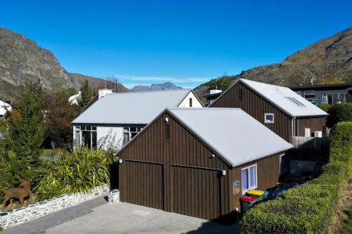 The Point - Great for Families or Groups. Spa pool and close to Ski area and biking trails. - image 14