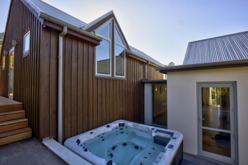 The Point - Great for Families or Groups. Spa pool and close to Ski area and biking trails. - image 13