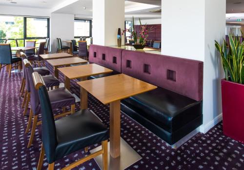 Restaurant, Holiday Inn Express Hemel Hempstead By IHG in Hemel Hempstead