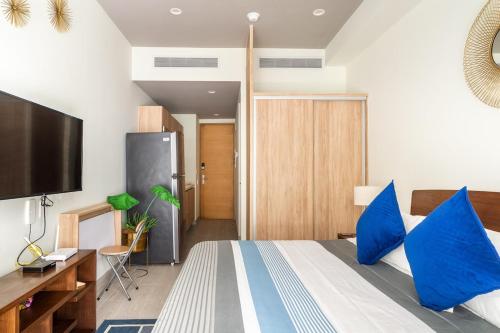 Near beach and 5th Av Great Studio
