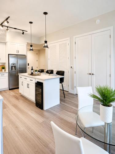 Lux property great for 1 to 8 Guests-family trip ,5Beds 2Rooms Staycation with Gym and EV, proximity to Downtown and Beaches in West Palm Beach, USA