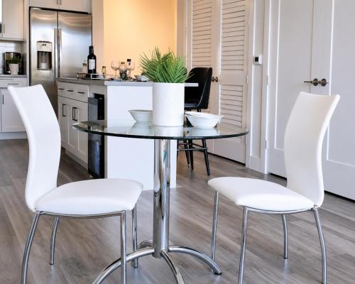 Lux property great for 1 to 8 Guests-family trip ,5Beds 2Rooms Staycation with Gym and EV, proximity to Downtown and Beaches in West Palm Beach, USA
