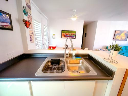 virtuve, Luquillo Beach Escape - Where Paradise Feels Like Home - Steps To The Beach! in Lukvillo