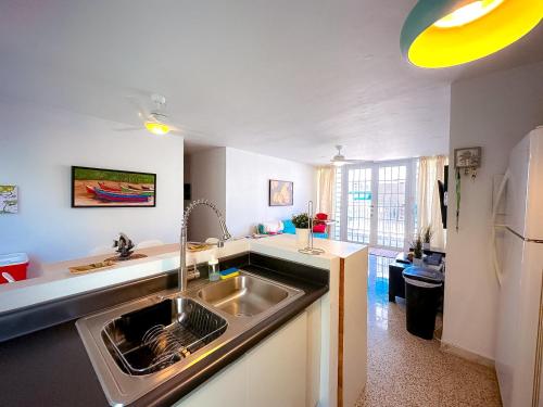 virtuve, Luquillo Beach Escape - Where Paradise Feels Like Home - Steps To The Beach! in Lukvillo