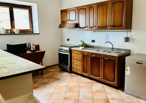 кухня, Near Acquamorta Beach - Villa Lamberti Casa Sole in Monte Di Procida