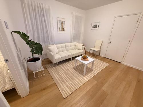 Spacious 2BR Getaway Easy Access to NYC & Newark