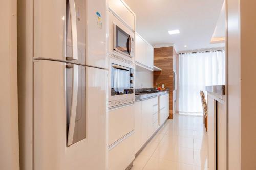 Apartamento com piscina e vista para montanha - image 2