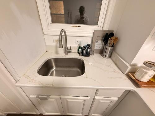 Spacious 2BR Getaway Easy Access to NYC & Newark in Harrison (NJ)