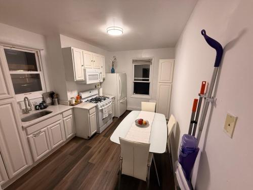 Spacious 2BR Getaway Easy Access to NYC & Newark in Harrison (NJ)