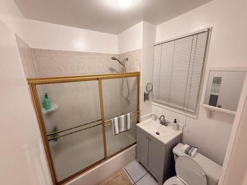 Spacious 2BR Getaway Easy Access to NYC & Newark in Harrison (NJ)