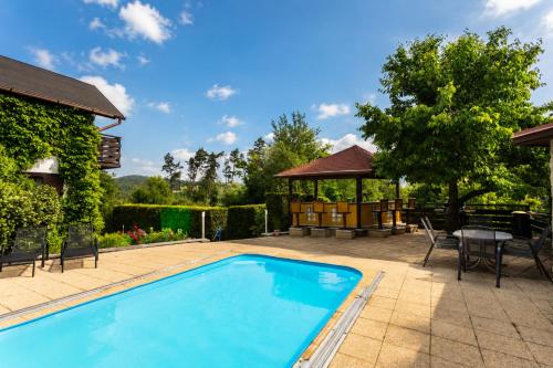 Family Cottage with Private Pool, Beach Bar & Sports Field – khách sạn tại Pruhonice