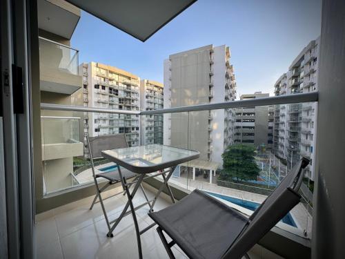 Miramar Comfort Apartment with Pool - image 5