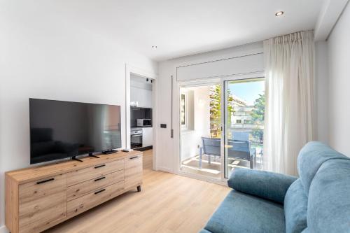 Charming 1-Bedroom Apartment with Pool in Lloret de Mar - image 5