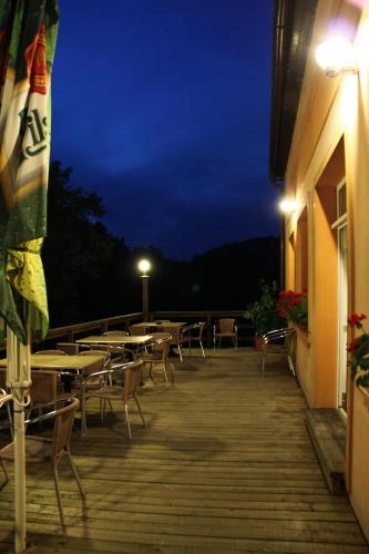 Restorāns, Malbenka - chata na skale pod hradem Kokorin in Kokorin