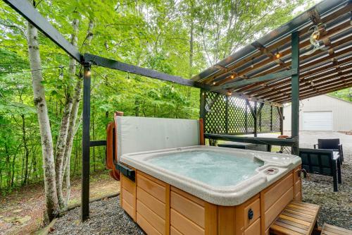 House & Tiny Cabin! Multi-Acre East TN Property in Englewood (TN)