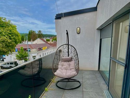 Modern Apartment with Terrace & Free Parking