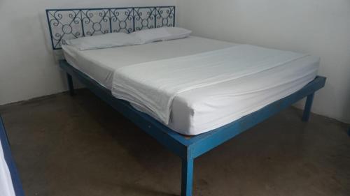 1 twin bed, 1 bunk bed