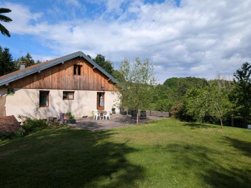 . Gîte élégant en pleine nature avec terrasse, départ randonnées, parking privé et équipements inclus