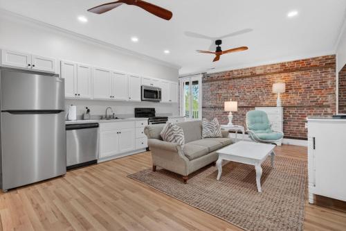 River Room Getaway on Front Street - Suite C apts in Georgetown (SC)