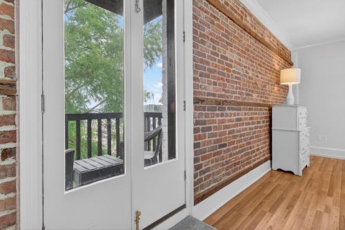 River Room Getaway on Front Street - Suite C apts in Georgetown (SC)
