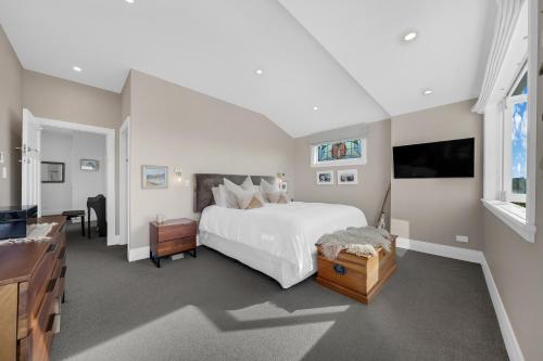 Narrow Neck Beach House Hamptons Luxe Sleeps 7 - image 3