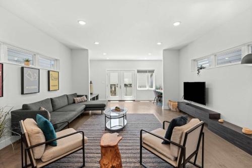 Beautiful Modern 3BR in the Grove ABODEbucks - image 3