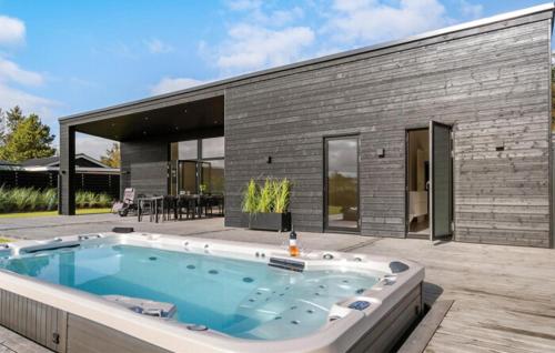 Piscina, Stunning Home In Hals With Sauna in Hou
