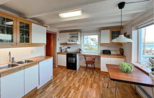 Konyha, 5 Bedroom Nice Home In Vanse in Borhaug