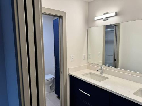 Brick and Bed - City Views on the Riverfront, H401 – khách sạn tại St Louis