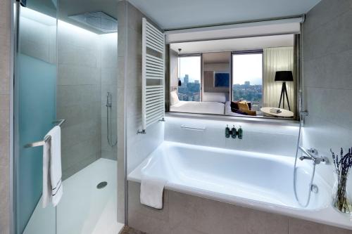 room detail thumbnail 2