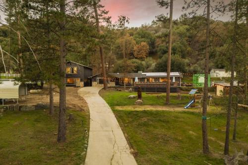 景觀, 2 Homes Sleeps 26 Sauna Spa Pet EV Pool Arcade in 阿瓦尼 (CA)