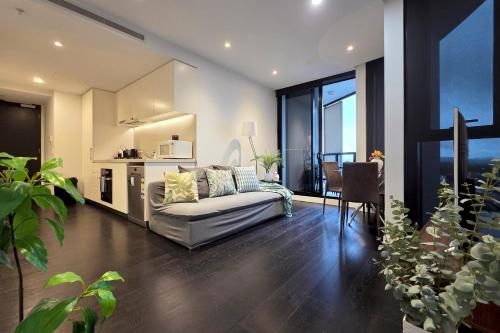 20th Floor Fortitude Valley 2BR 1BA with Parking