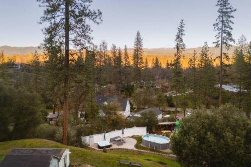 景觀, 2 Homes Sleeps 26 Sauna Spa Pet EV Pool Arcade in 阿瓦尼 (CA)